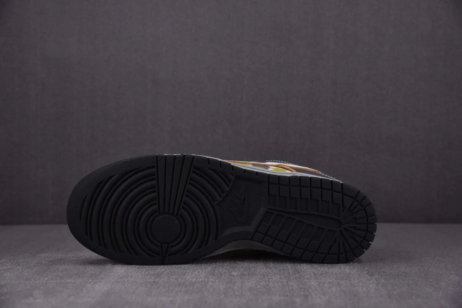 Nike Dunk SB Low “Friends and Family” Sneaker by Off-White Metroutfits
