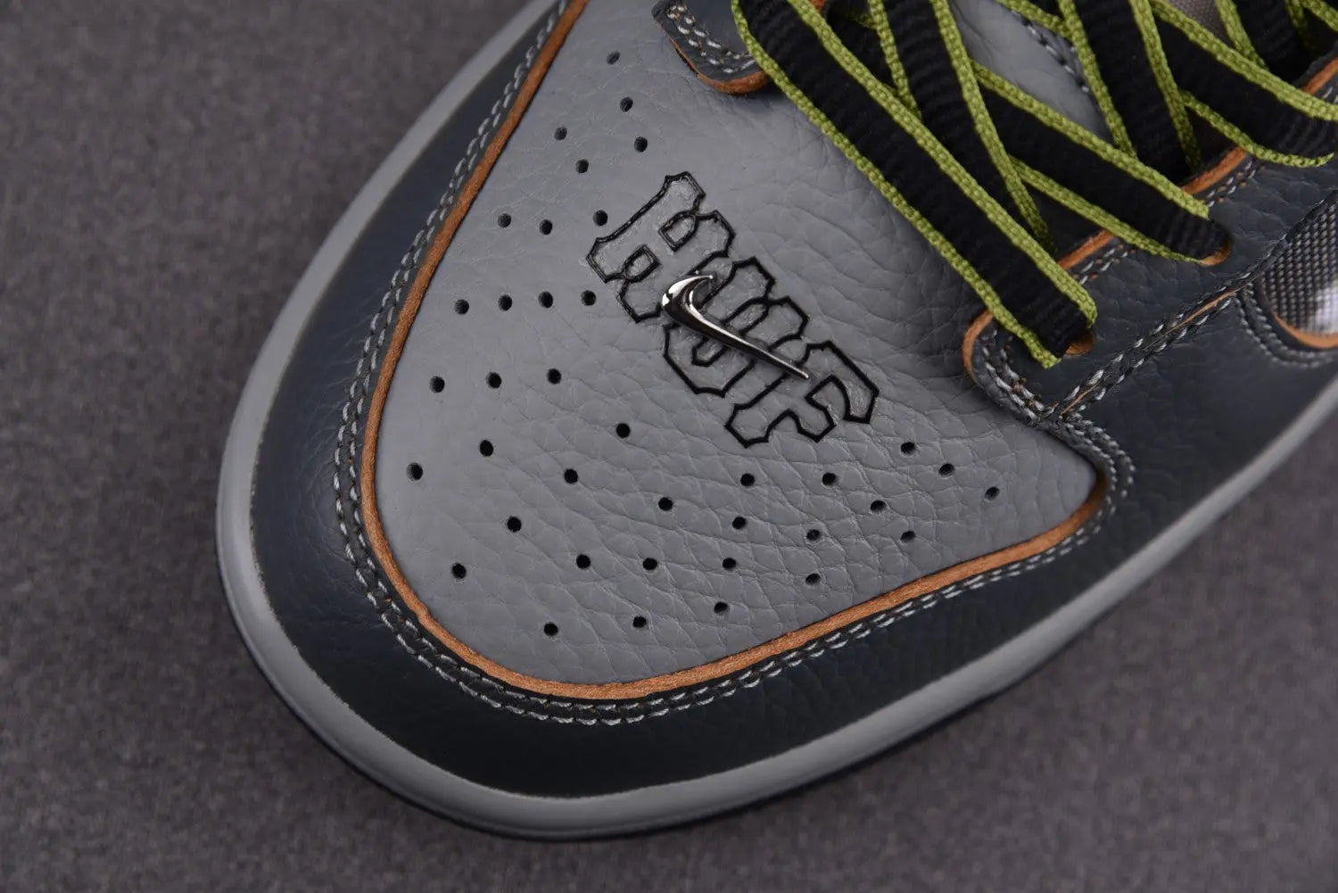 Nike Dunk SB Low “Friends and Family” Sneaker by Off-White Metroutfits
