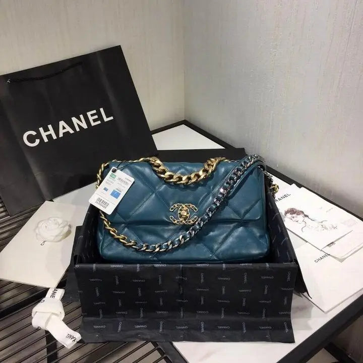 CHANEL - SAC À BANDOULIÈRE - chic tread